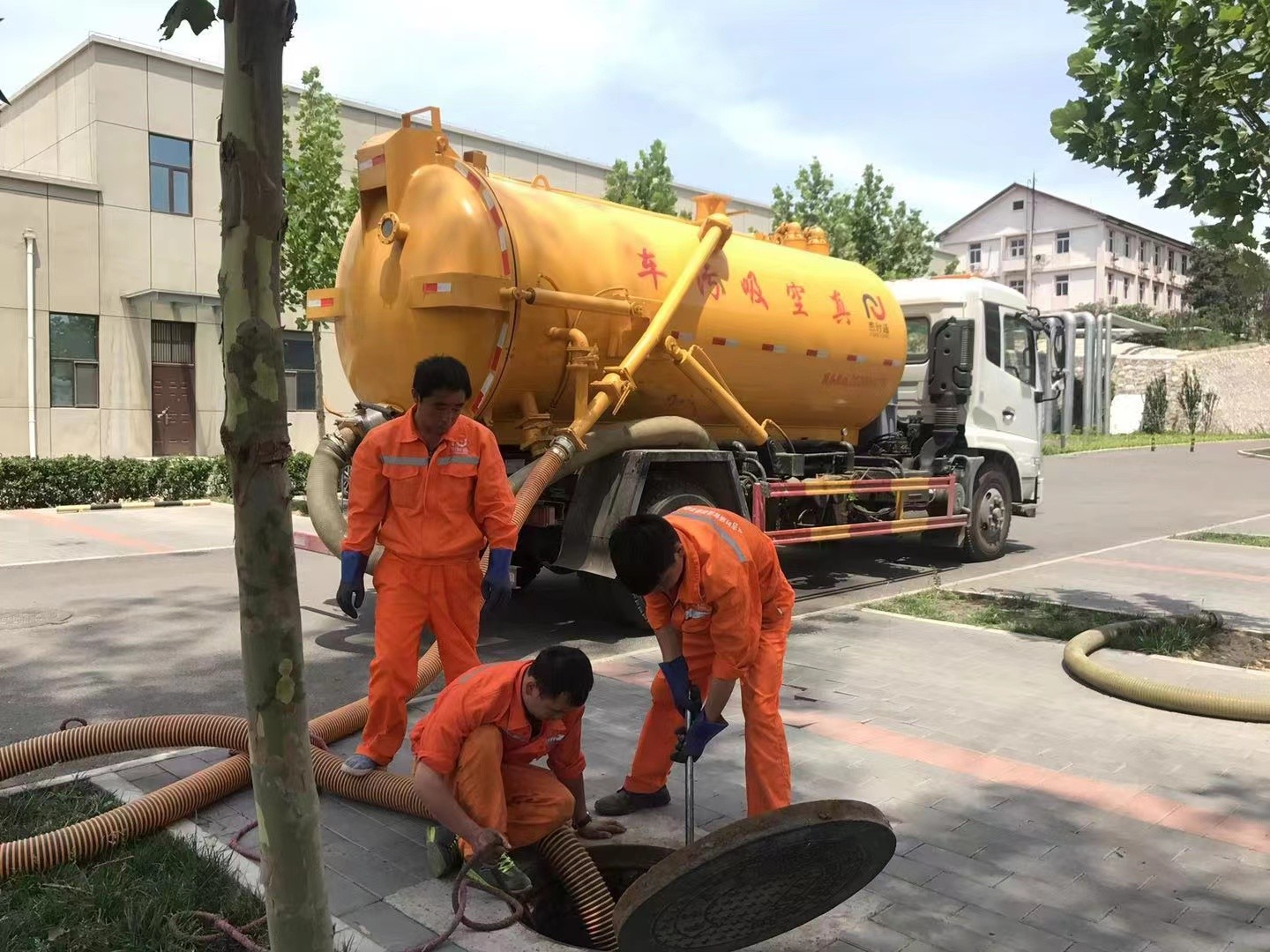 管城回族管道疏通车停在窨井附近