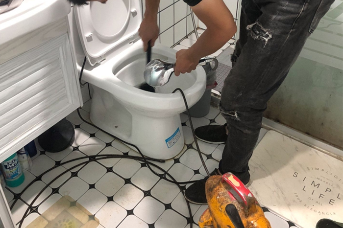 管城回族马桶堵塞自己疏通还是找师傅?专业上门服务让你省时更省心